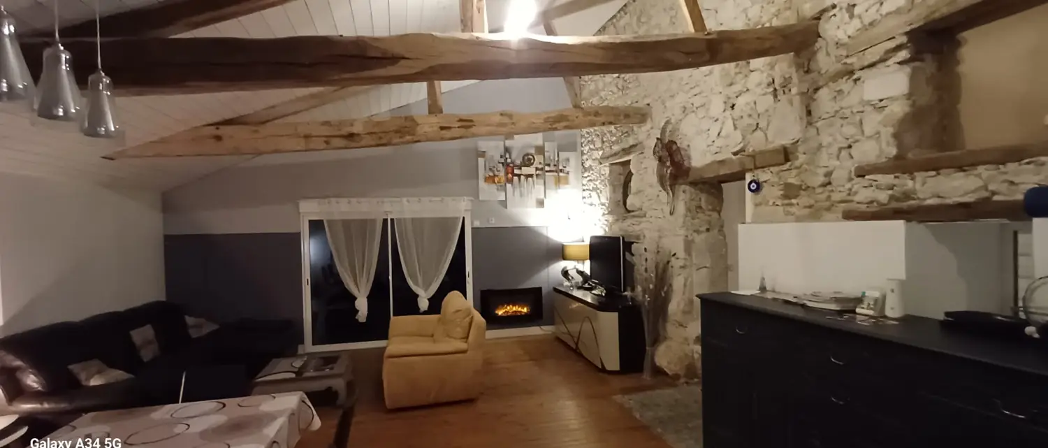 Le grand séjour de 50 m² à poutres apparentes